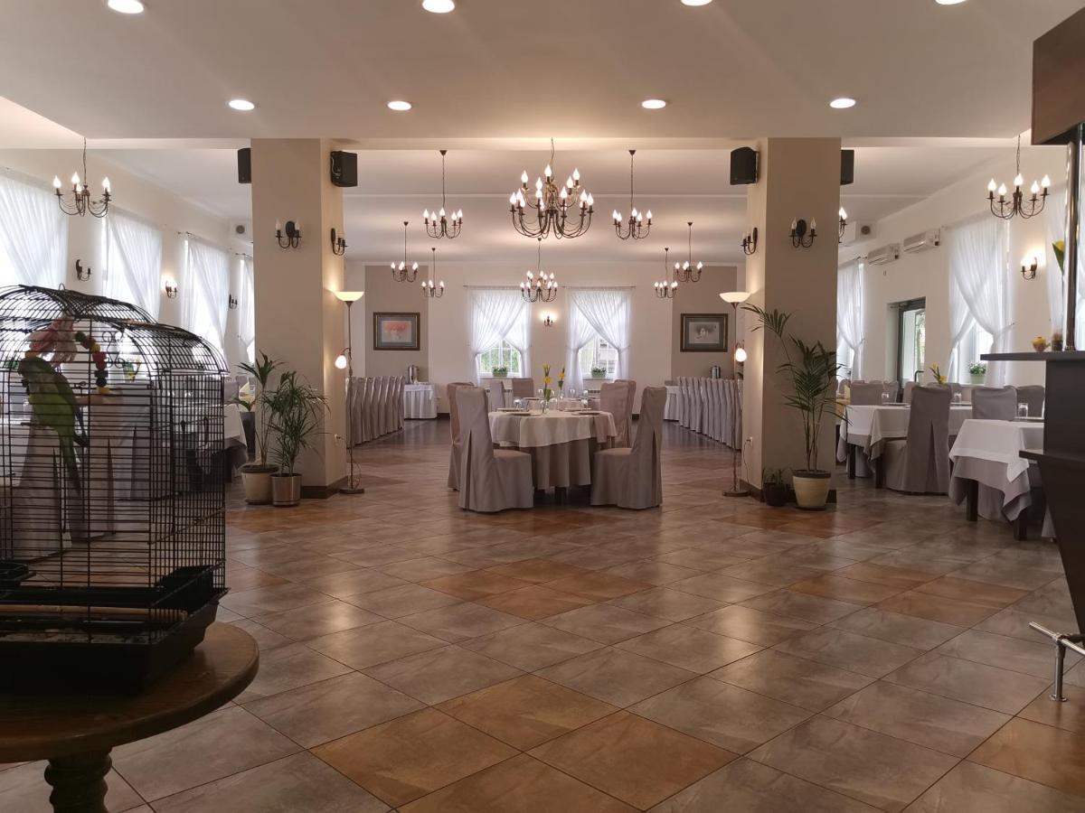 Hotel Kakadu Konin  Buitenkant foto